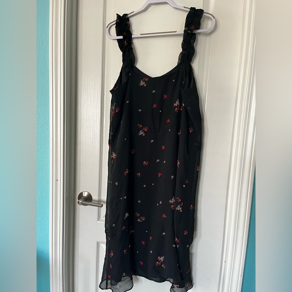 Black Dress with Floral Pattern ☀️ - Picture 4 of 9